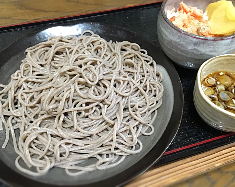 単身赴任の昼ごはん  もりそば シャケご飯 たくあん|ぽんたさん