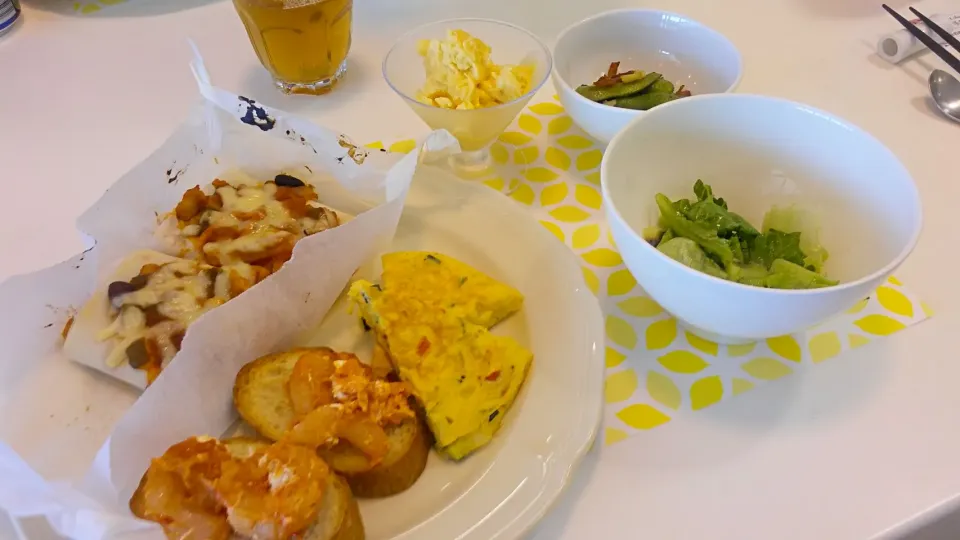 Snapdishの料理写真:今日のランチ☀🍴は春巻きの皮で簡単！チリコンカンのブリトー、夏野菜のスペイン風オムレツ、枝豆のペペロンチーノ、小海老のサワークリームバゲット、キウイフルーツのサラダ、マンゴーソルベです🍴|松浦あつ子さん