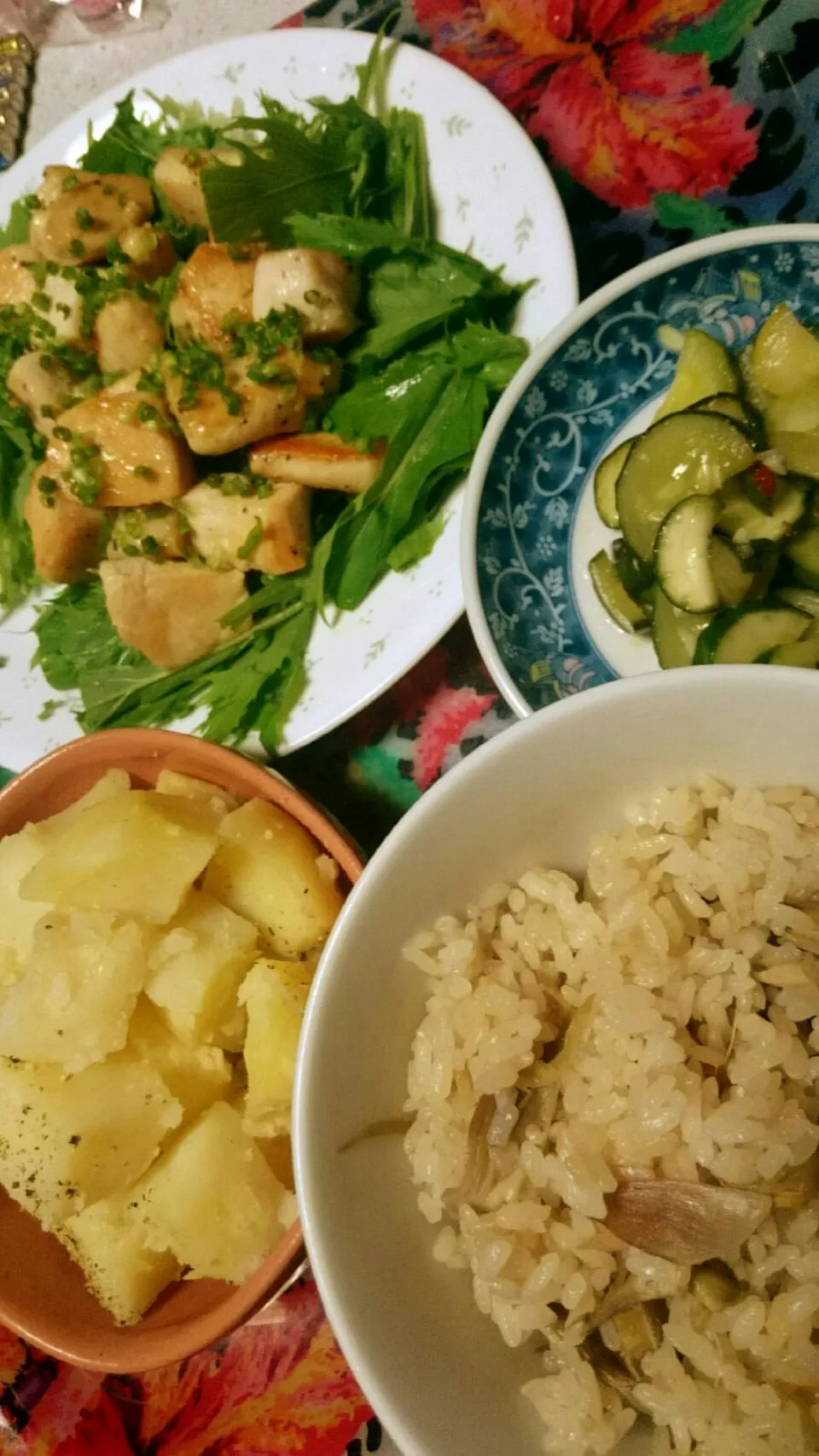 いただいたじゃがいもで粉吹き芋！いただいたきゅうりでナムル！鶏胸肉のレモン焼き、しょうがと朝採り庭のみょうがの炊き込みご飯！|あまねさん