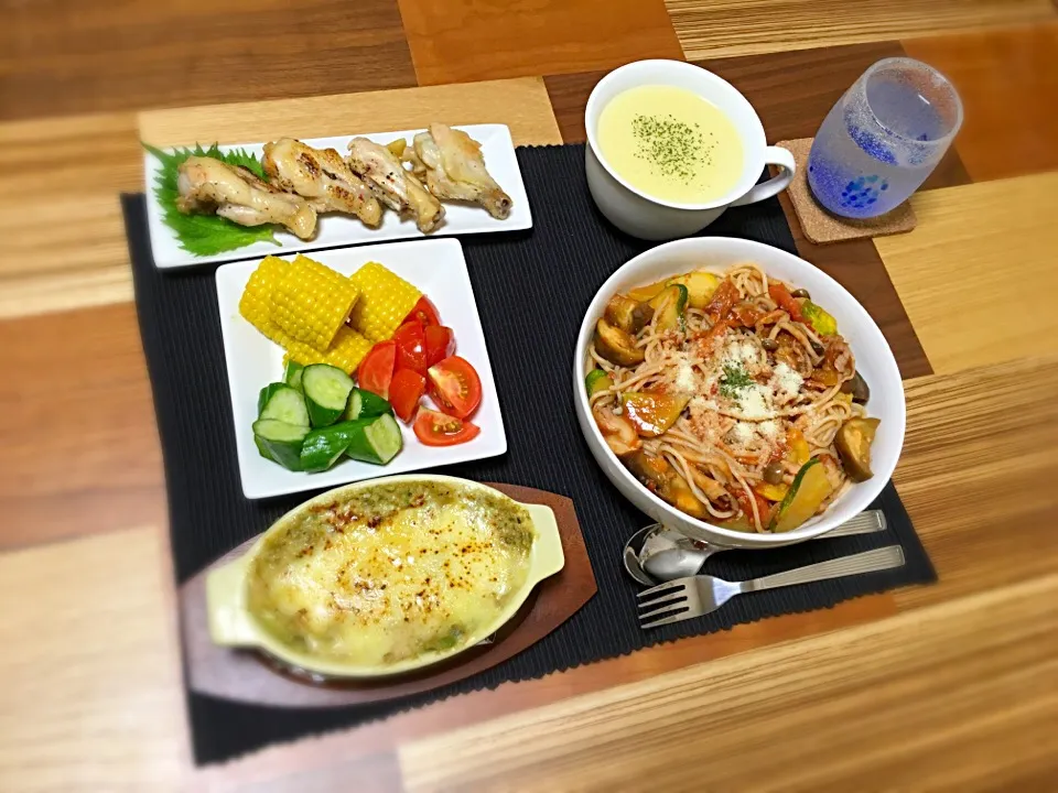 Snapdishの料理写真:夏野菜のトマトパスタ
アボガドとツナのチーズ焼き
手羽元のレモン塩焼き
コーンスープ
夏野菜盛り|ぼんぼんさん