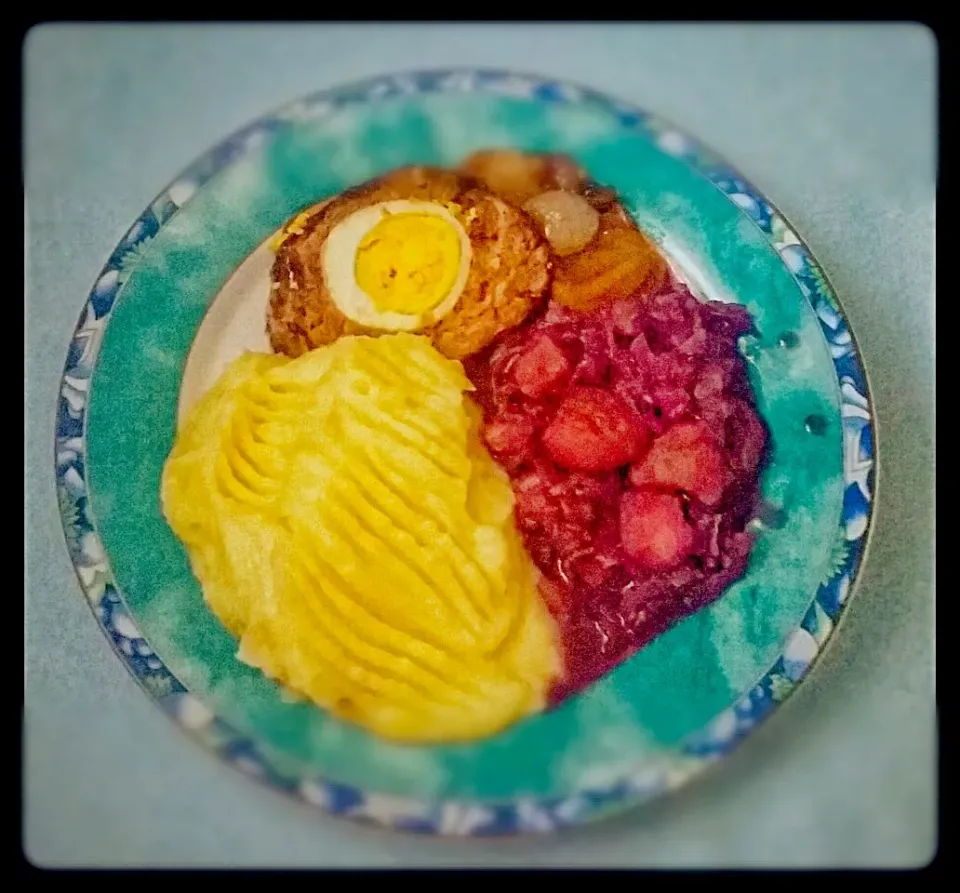 Meat loaf with egg, potatoe mash, red cabbage with caramelized chestnuts|Najeskaさん