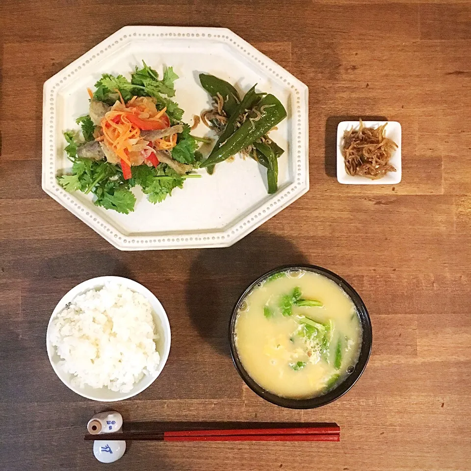 朝ごはん。昨日の残りもの。
鯵の南蛮漬け、甘辛ピーマン含め煮、ちりめん山椒。セロリの葉っぱと卵のお味噌汁。土鍋ごはん。|yukko7740さん