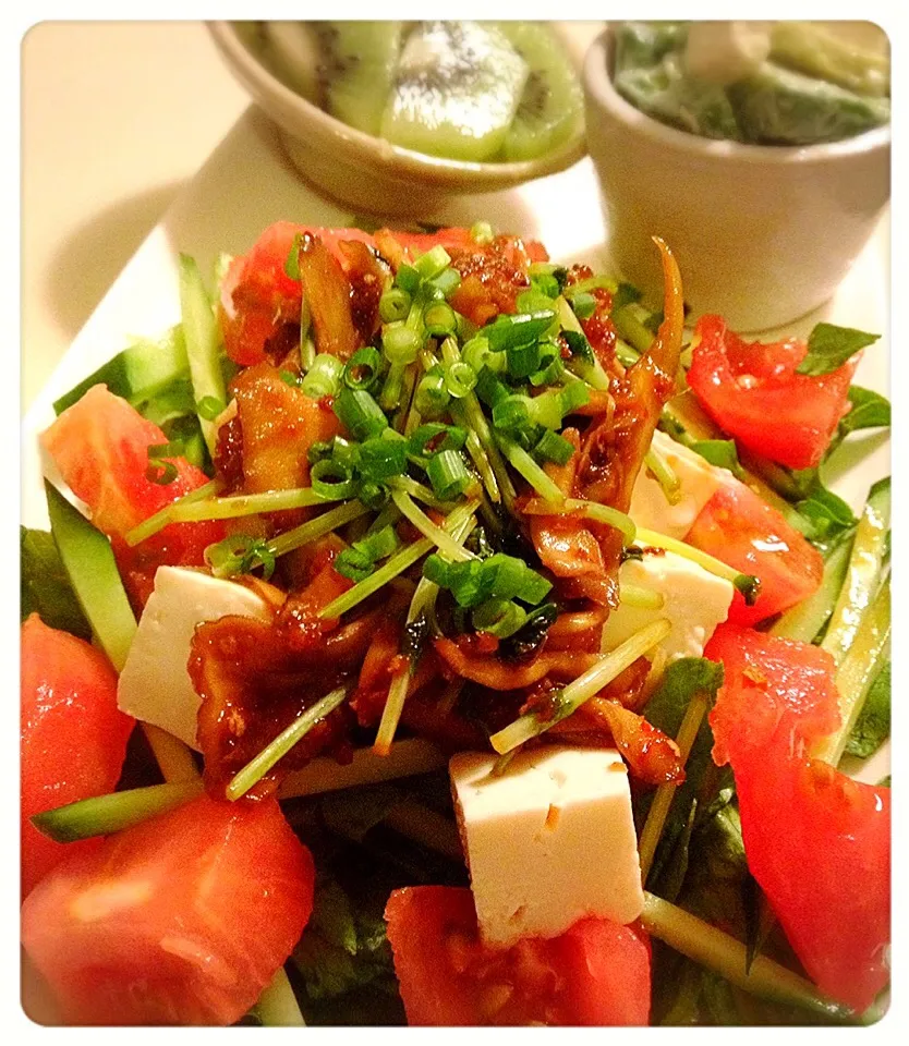 Snapdishの料理写真:豆腐サラダ、キノコのピリ辛オイスターソースで。Tofu salad, with mushrooms in oyster sauce|toyamadaさん