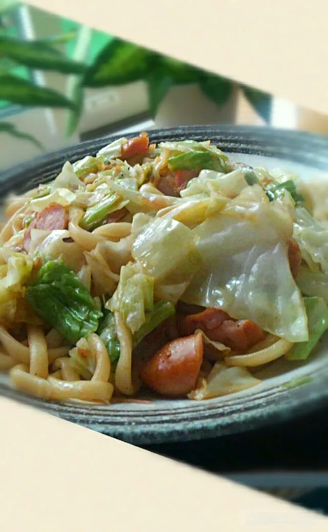 #火曜日…主婦の昼うちゴハン
 時短〜簡単～焼きうどん‥|kimikimi󾬍さん