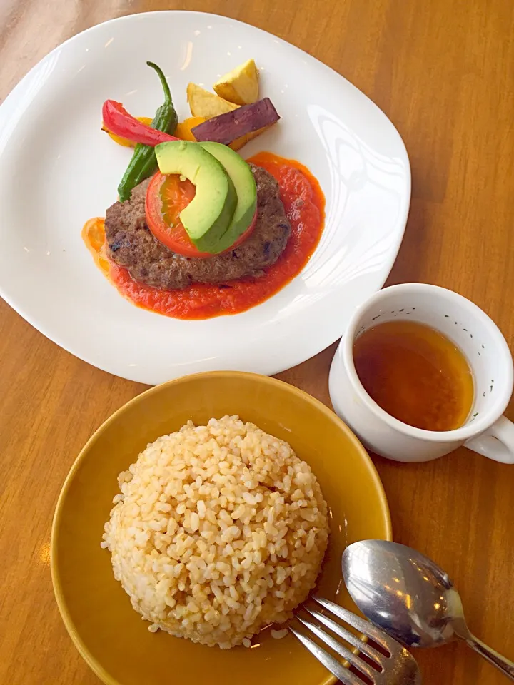 Avocado tomato hamburger & brown rice|Reiko Araiさん