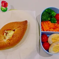 Snapdishの料理写真:パンだけじゃ物足りないから野菜も足したランチ。|りんりんさん