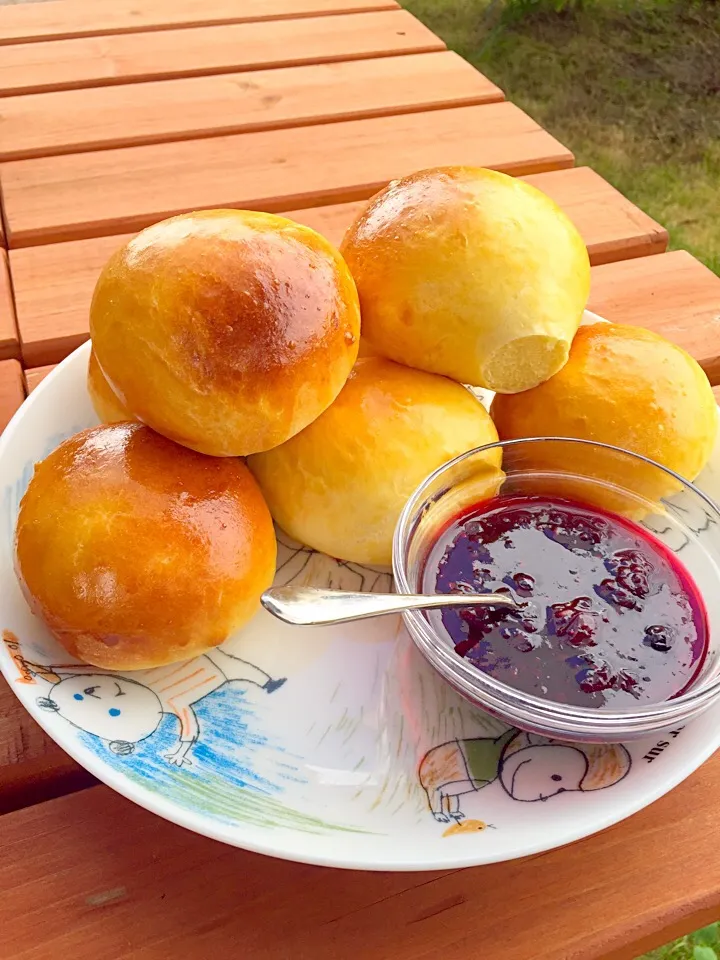 Snapdishの料理写真:手ごねパン✨我が家のブラックベリーで作ったジャム🍒|ナオさん