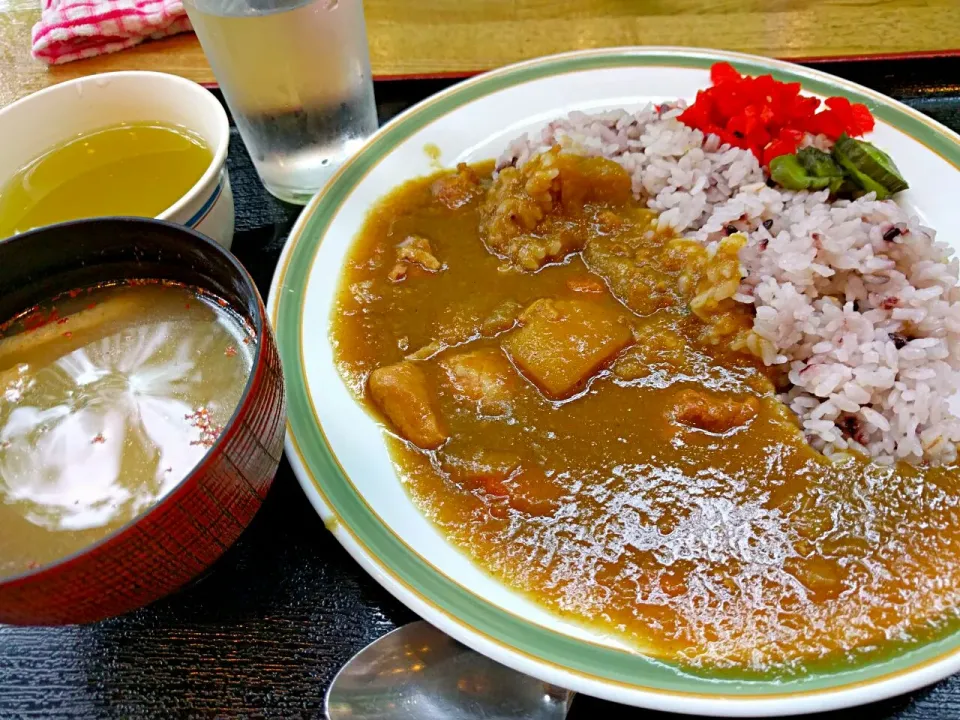 カレーライス 🍛🍴 五穀米セレクト 味噌汁付き
#カレーライス|sakumaさん