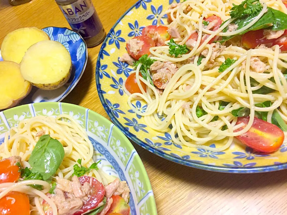 Snapdishの料理写真:自家製ミニトマトとバジルとツナの冷製パスタ🍅|めぐりんさん