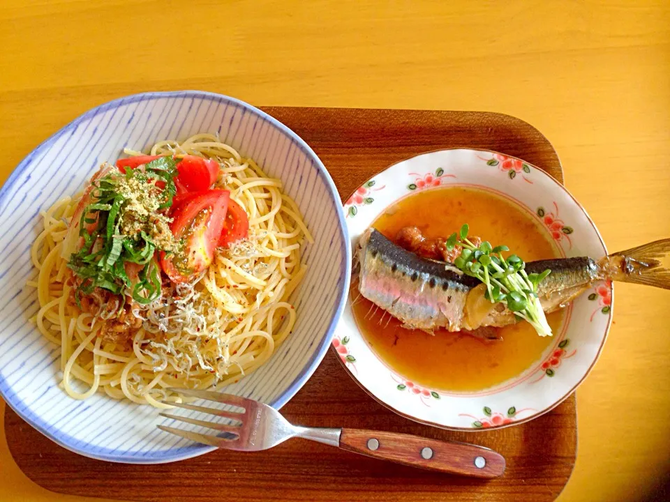 Snapdishの料理写真:のせるだけ夏パスタ
納豆
ちりめん
トマト
茗荷
大葉
味付けは   麺つゆと
オリーブオイル  柚子七味

鰯は梅干しと生姜であっさり煮(^^)|愛ママさん