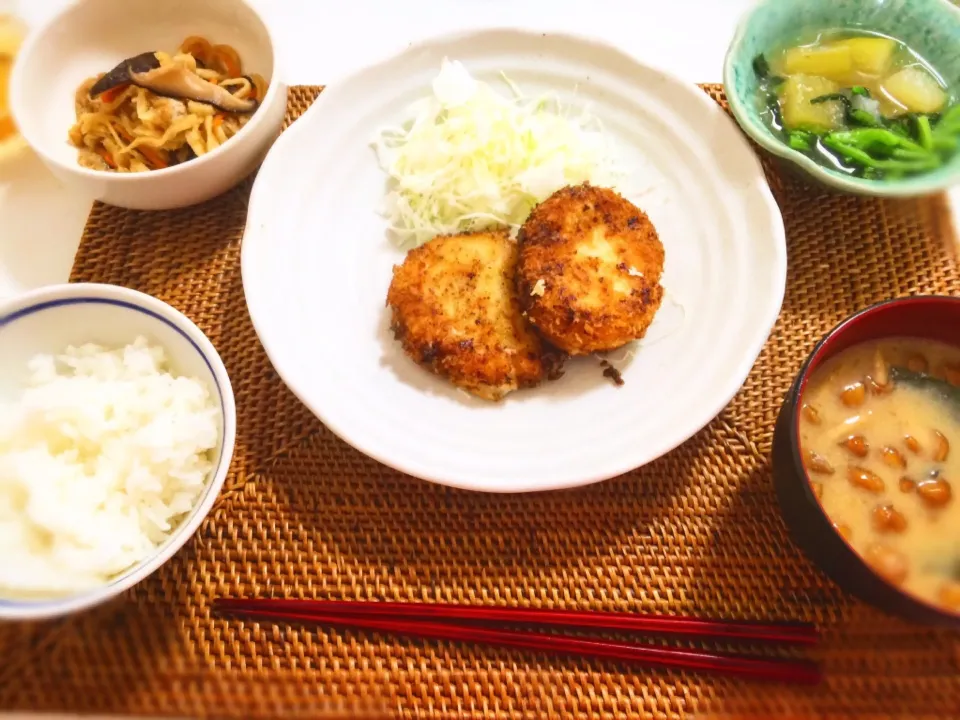 ふたりで食べた夜ごはん＊カニクリームコロッケ＊小松菜冬瓜えびあんかけ＊切り干し大根炊いたん＊なめことワカメのお味噌汁|あやかさん