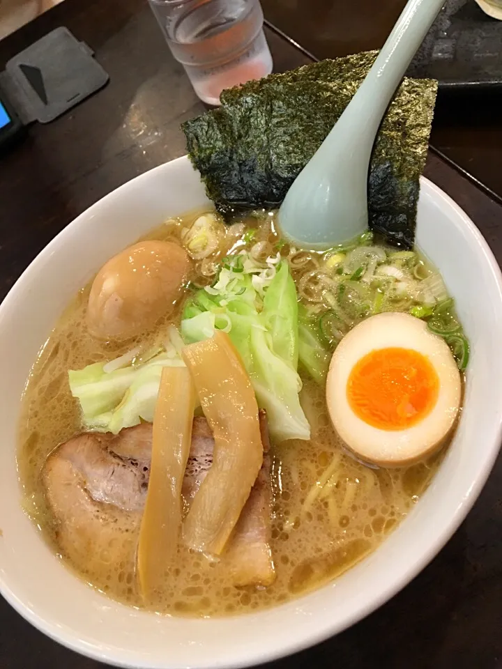 藤井商店の濃厚豚骨醤油ラーメン|もにもにかさん