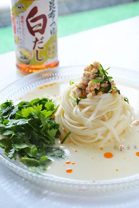 Snapdishの料理写真:褒められ夏麺　冷製　白い坦坦うどん　パクチー盛りもりエスニックバージョン : 元バーテンダーの簡単家バルレシピ  金魚の肴 青山金魚 #うちバル #金魚の肴|青山金魚さん