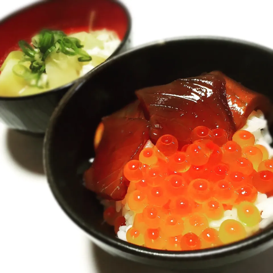 Snapdishの料理写真:手作り 漬けマグロ いくら丼  味噌汁|※Akiさん