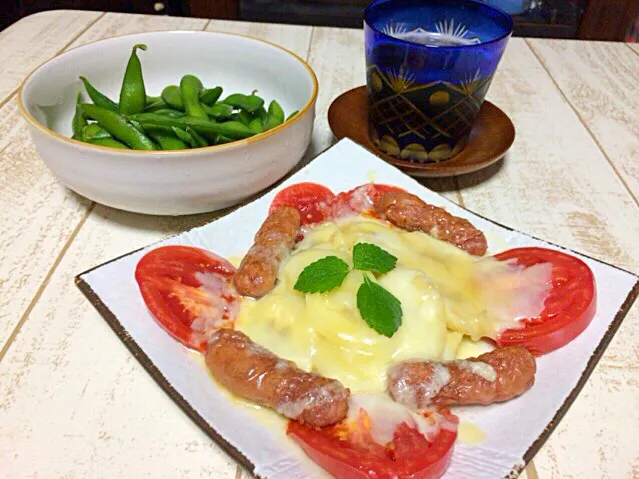 今日の男飯(⌒-⌒; )バナナとトマトとウィンナーのとろけるチーズ載せ♫枝豆|ひーちゃんさん