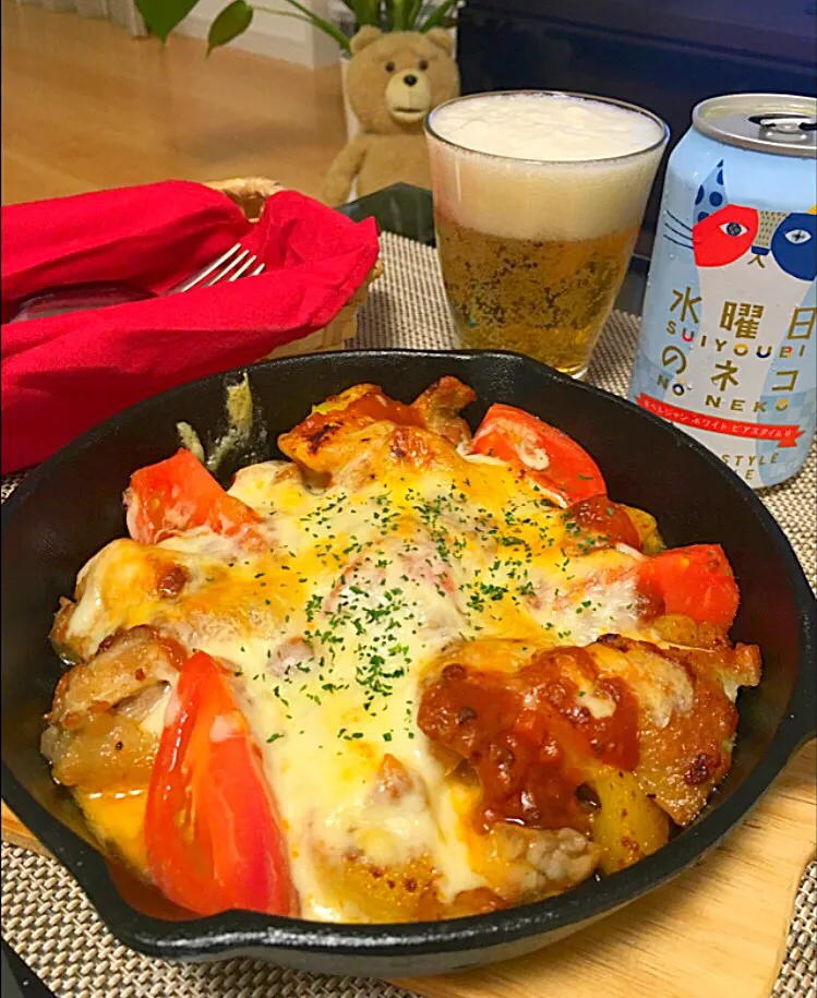 鶏肉とジャガイモ トマトのミートソースでチーズ焼き☺️✨|ゆかりさん