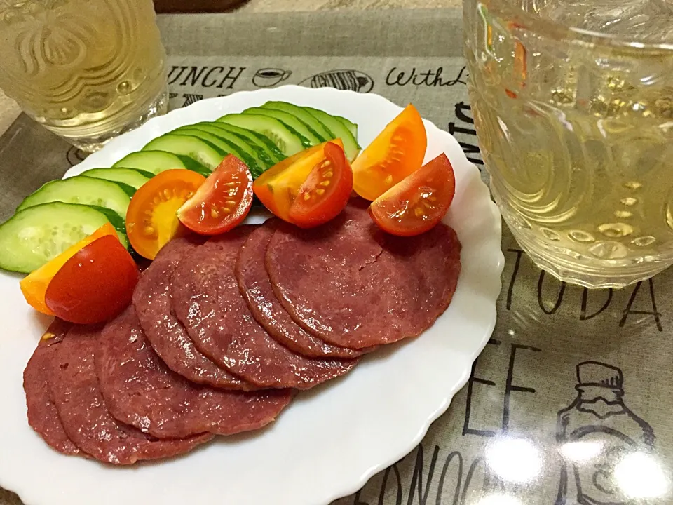 Snapdishの料理写真:酒のあて
仙台土産スモーク牛たんと地場野菜|Rogerinaさん