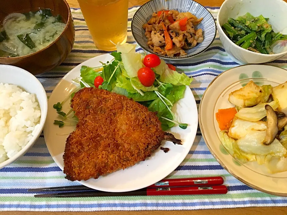 ＊アジフライとサラダ
＊厚揚げと野菜の味噌炒め
＊豚バラ肉とパプリカの甘辛炒め
＊小松菜の胡麻和え
＊玉葱とワカメとの味噌汁|モケモケさん