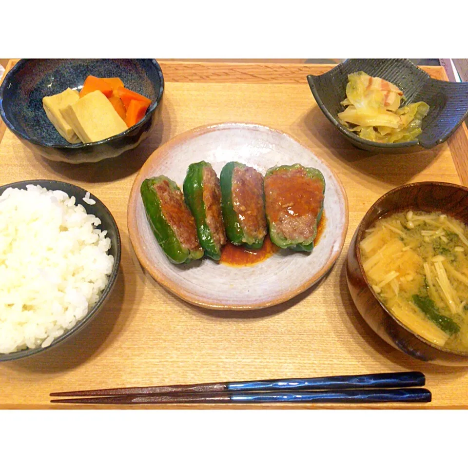 ピーマンの肉詰め、高野豆腐の含め煮、キャベツとベーコンのさっぱり煮、味噌汁|つんさん