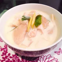 Tom Kha Kai (coconut milk with chicken, galangal, lemongrass and kaffir lime leaves)|enJOYさん