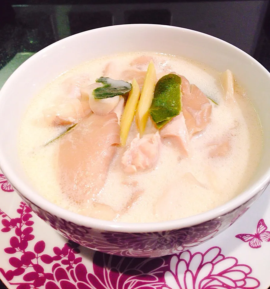 Tom Kha Kai (coconut milk with chicken, galangal, lemongrass and kaffir lime leaves)|enJOYさん