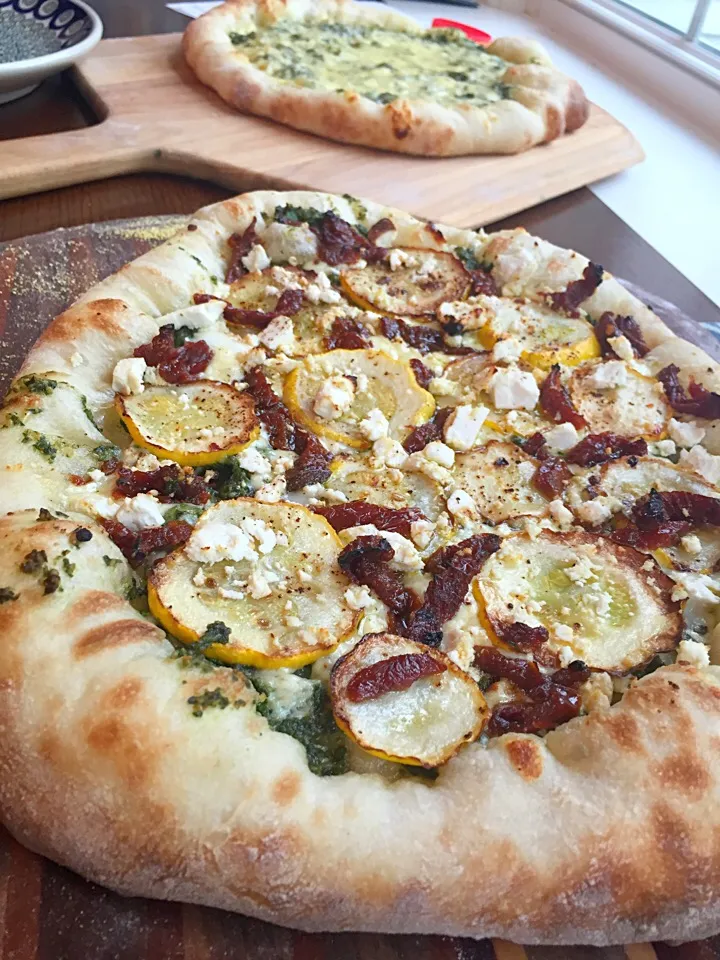 pizza with partypN, tomato, and pesto|Matthew Cashenさん