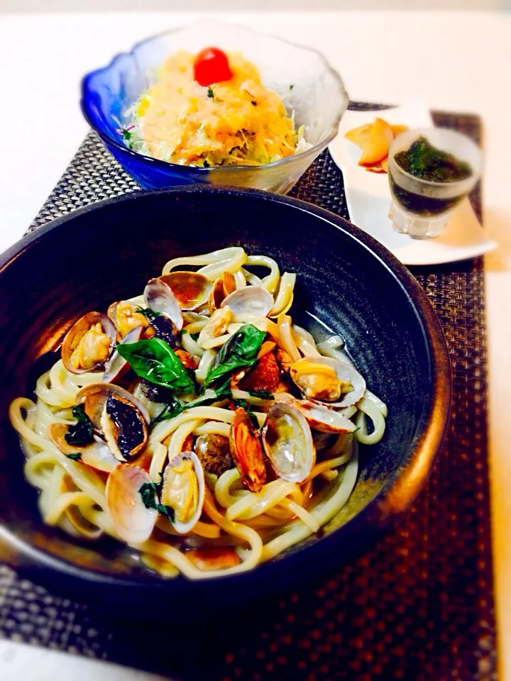 今日の晩御飯/アサリのワイン蒸しinうどん＆りんごと玉ねぎとめちゃうまドレッシングサラダ＆ギバサ・いぶりがっこ|BabyRIKAさん