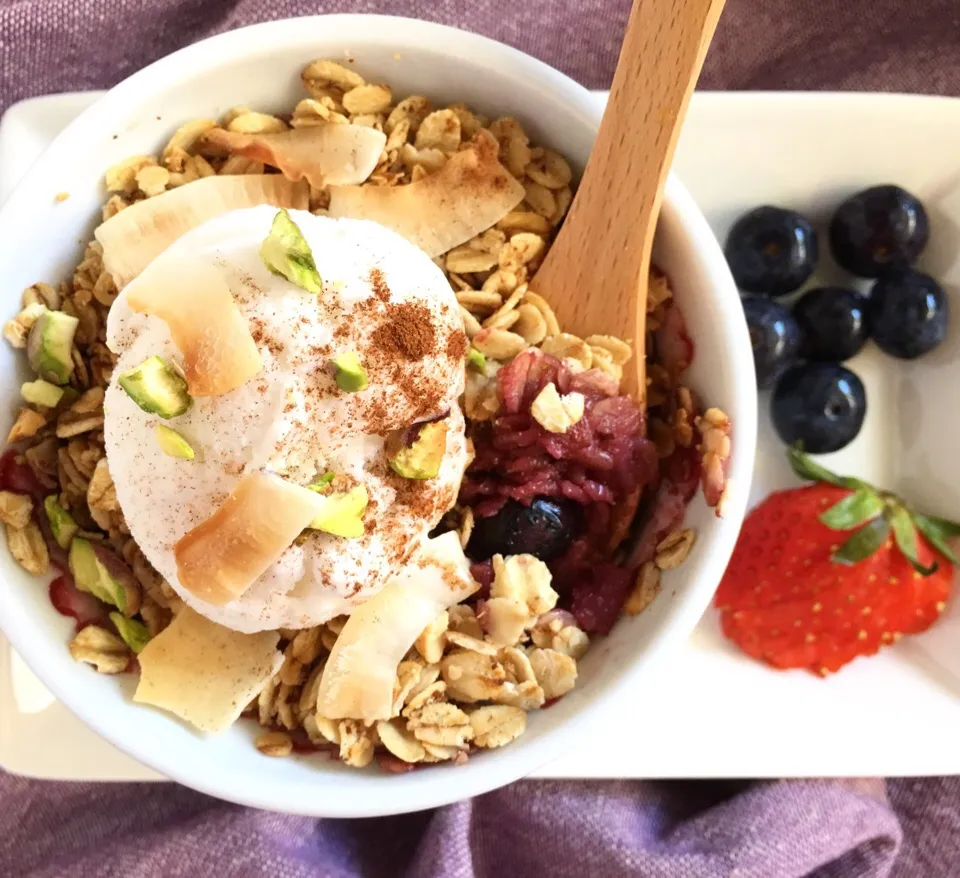 Berry crumble with oat-cinnamon topping and coconut ice cream|coxiella24さん