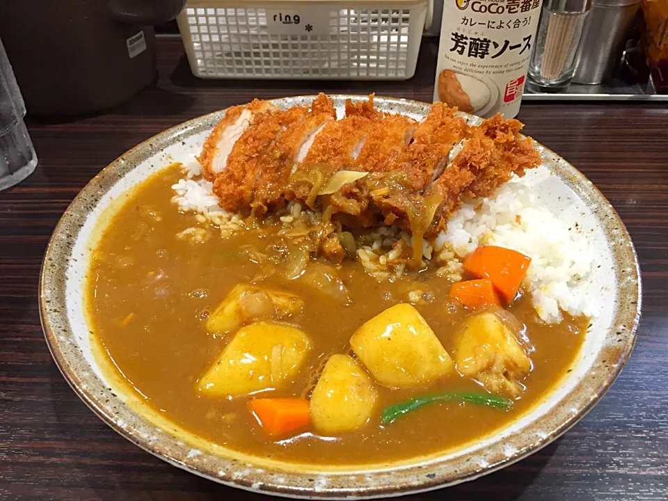 手仕込みチキン勝つカレーに野菜トッピング|マハロ菊池さん