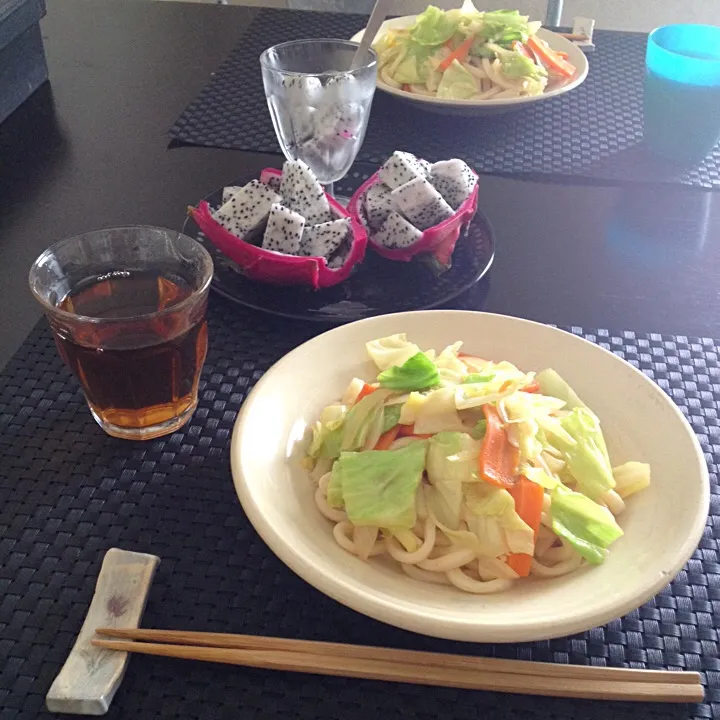 Snapdishの料理写真:中学生男子の宿題👦💦
 塩焼きうどんとドラゴンフルーツのカット🍲✨🍴|K.Sさん