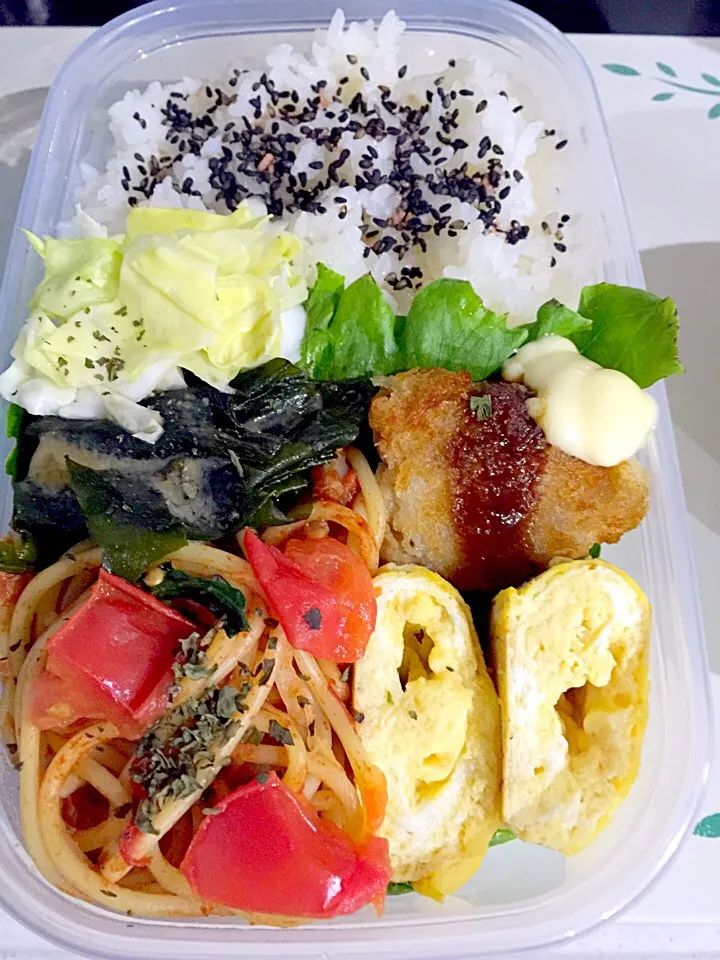 パパお弁当🍱  メンチカツ  出し巻き卵  わかめの胡麻和え  キャベツの酢漬け  トマトのスパゲティ  梅ゴマ塩|ch＊K*∀o(^^*)♪さん