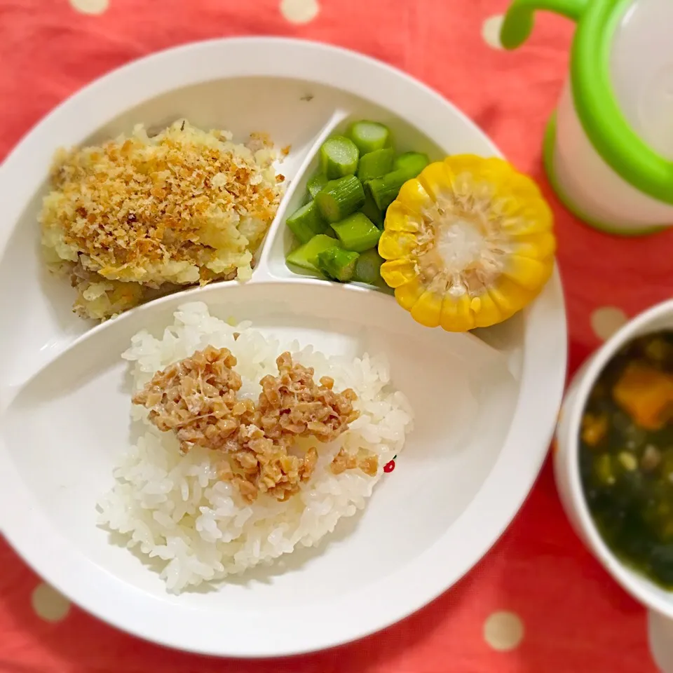 Snapdishの料理写真:息子ごはん/納豆ごはん、スコップコロッケ、アスパラ、とうもろこし、味噌汁|にゃろめさん