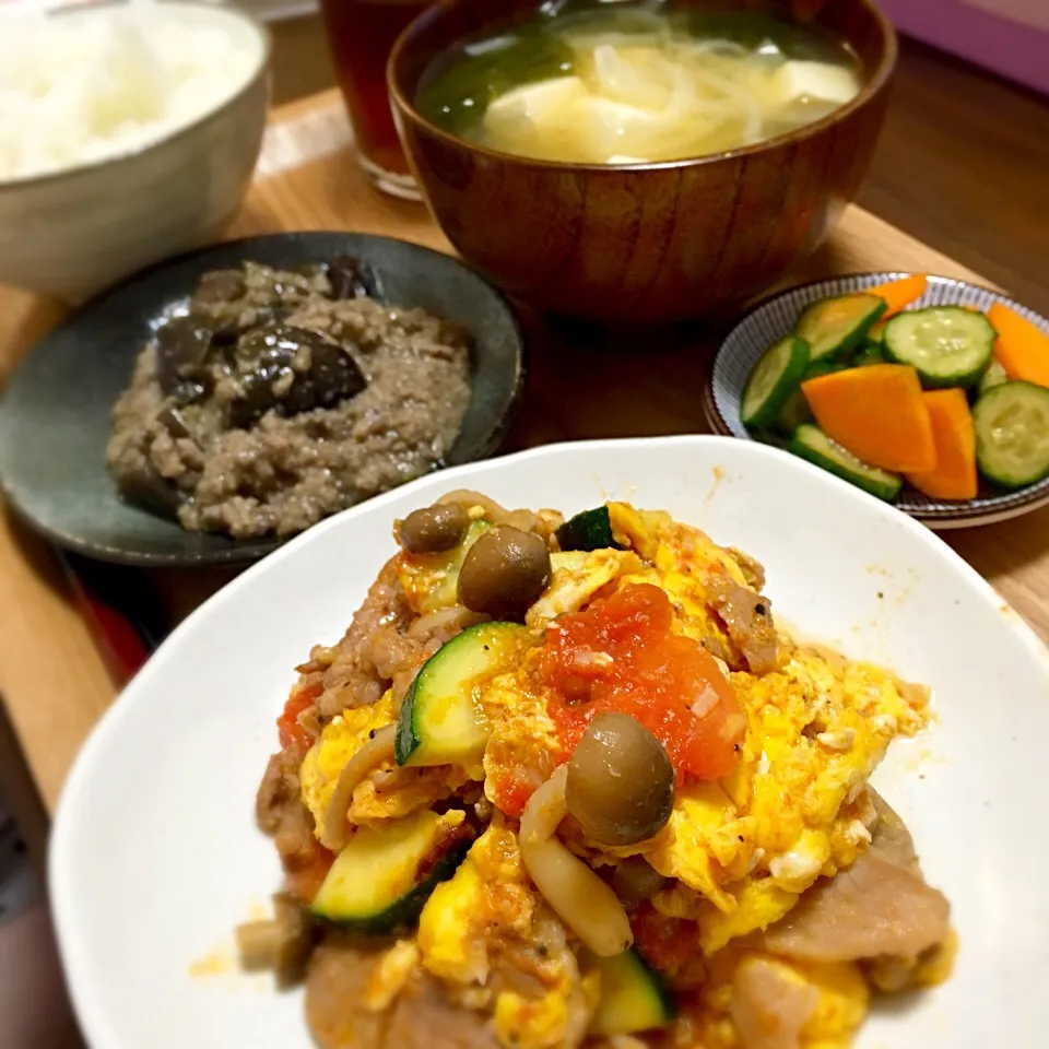 豚肉のトマトと卵の中華炒め、にんじんときゅうりのポン酢漬け、豆腐のわかめと玉ねぎの味噌汁|たまさん