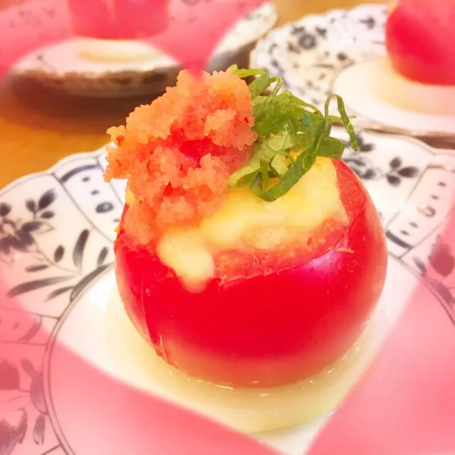 トマト🍅CUP
 じゃがいもマッシュをつめて
 マヨとチーズをトッピングして
 オーブントースターで焼いて
 青じそと明太子をトッピング🤗|chiaki3（平川ちあき）さん