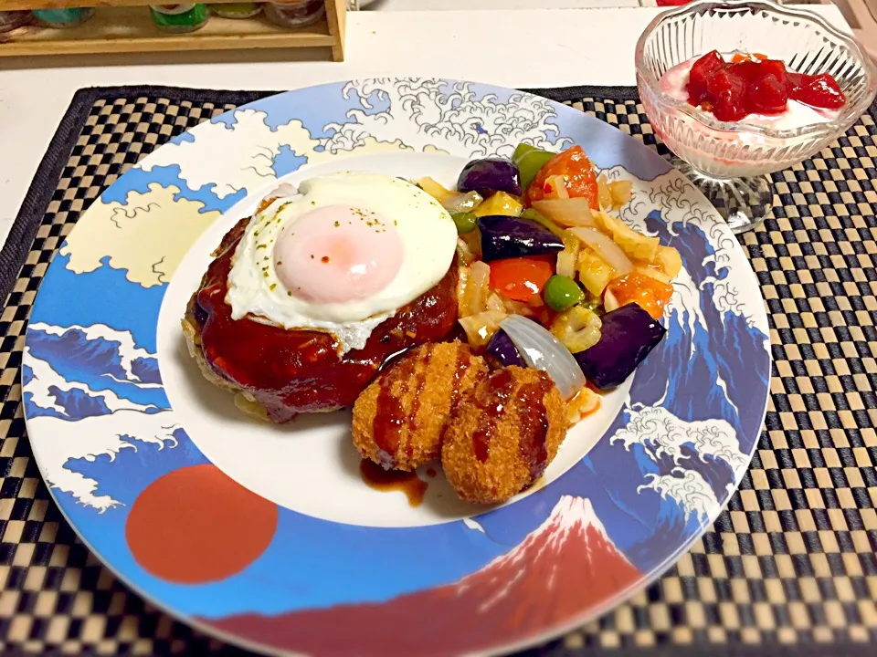 目玉焼きのせハンバーグ  マカロニ&チーズフライ  夏野菜サルサ  ソルダムのシロップ煮ヨーグルト|石川洋子さん