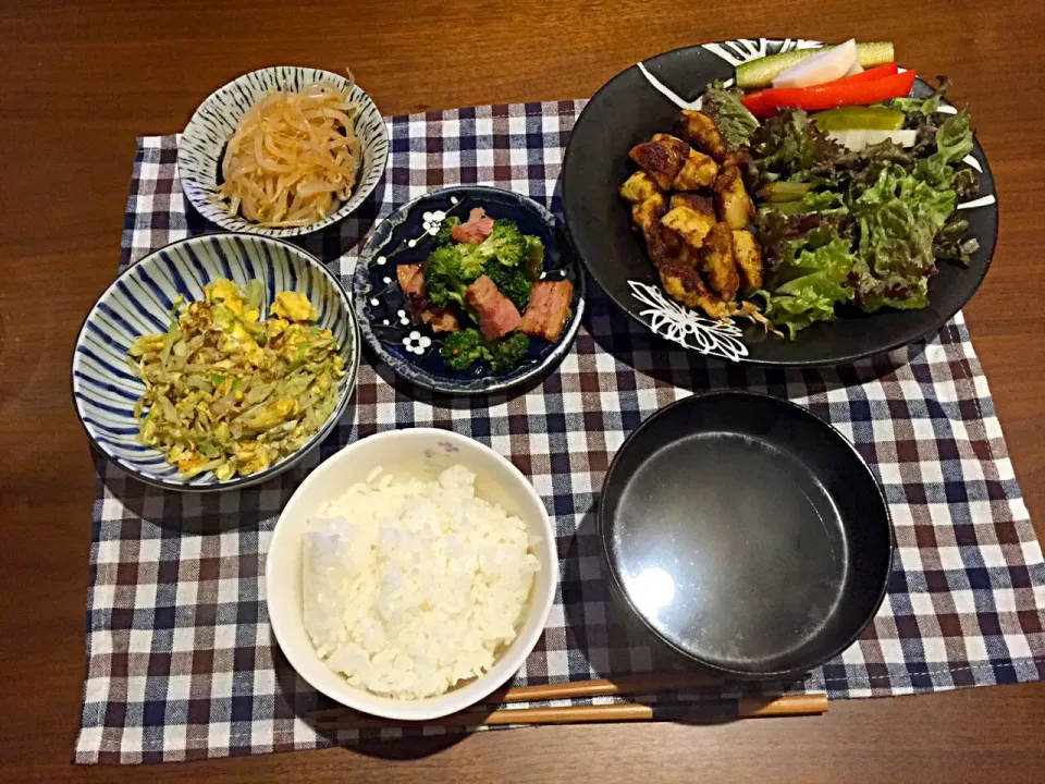 作り置きごはーん♡鶏胸肉のカレーマヨ炒め、ブロッコリーと厚切りベーコンのチーズ炒め、ピリ辛もやし、千切りキャベツと卵の炒め物、ご飯、スープ|未来さん