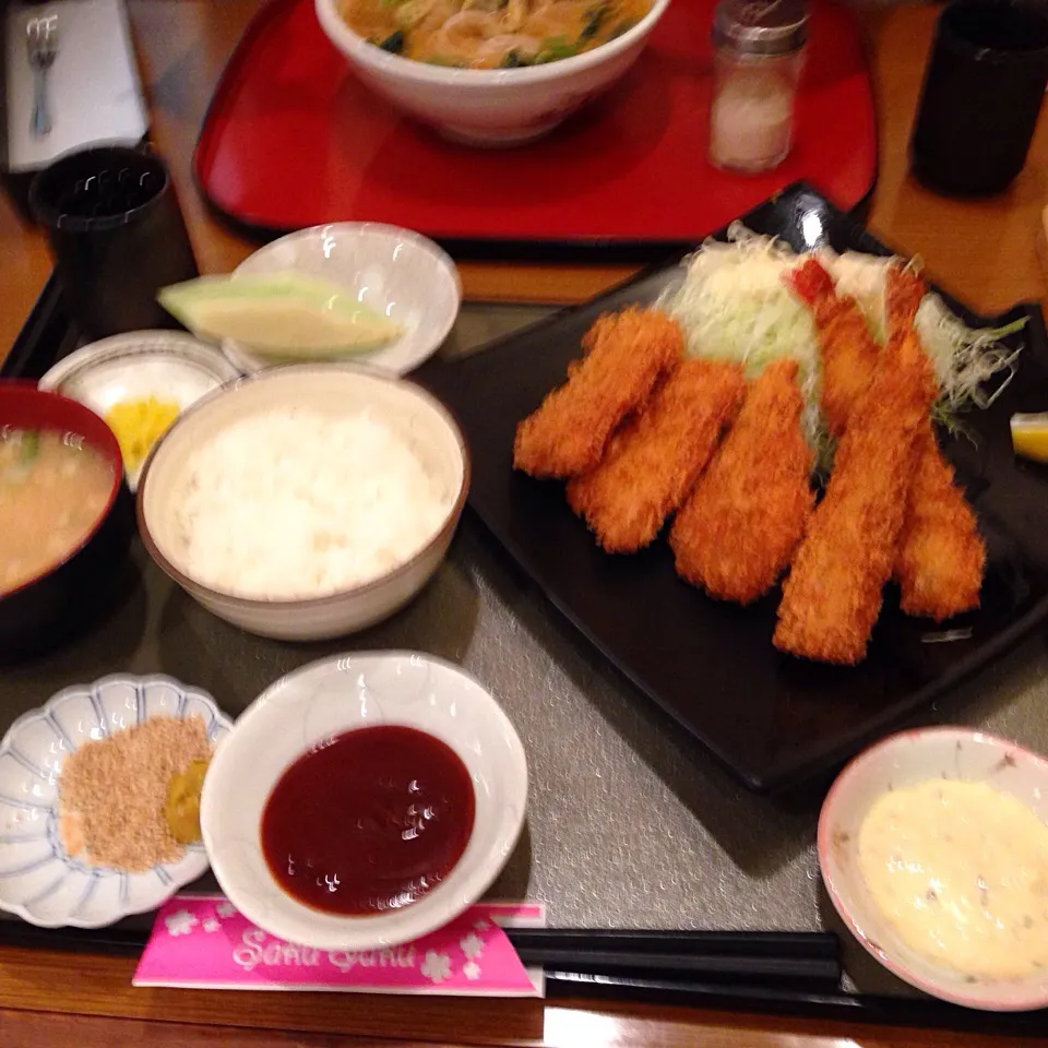 Snapdishの料理写真:ヒレカツ・海老フライ定食990円|aynyaynyさん