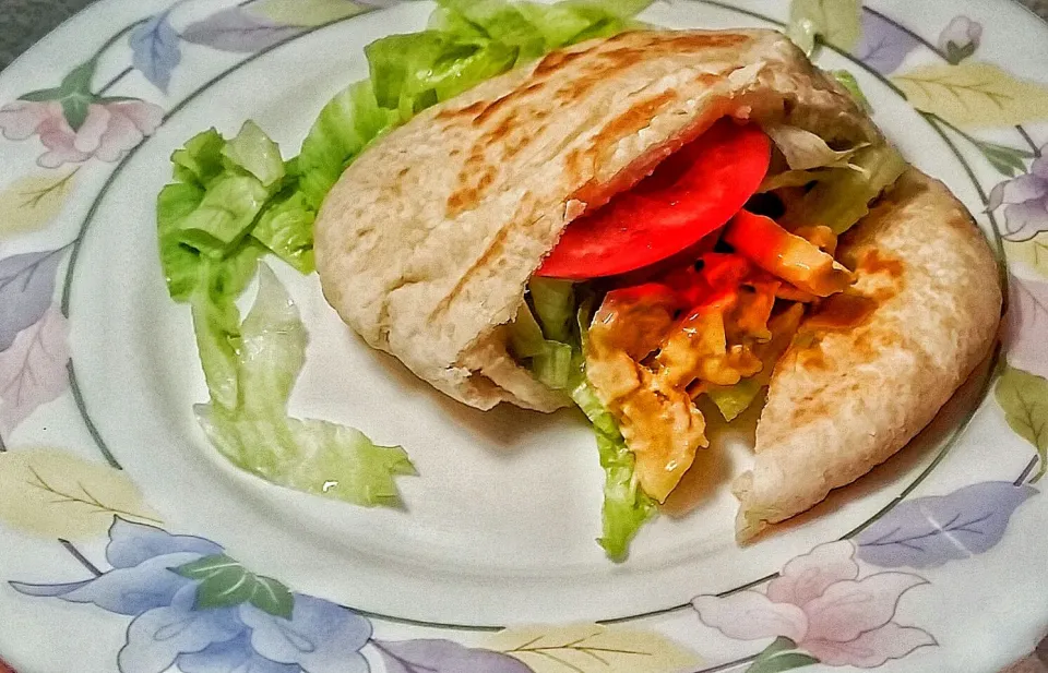 Pita bread filled with chicken curry salad, fresh salad, tomatoe etc.|Najeskaさん