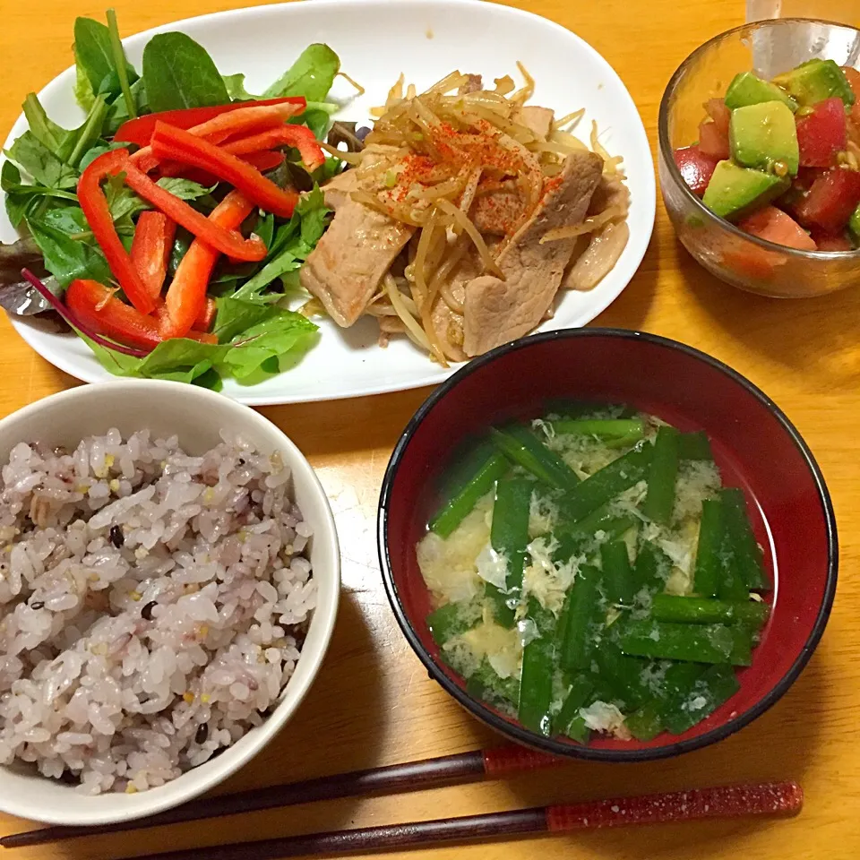 豚の生姜焼き、ニラ玉汁、アボカドとトマトのわさび醤油和え。|guraさん