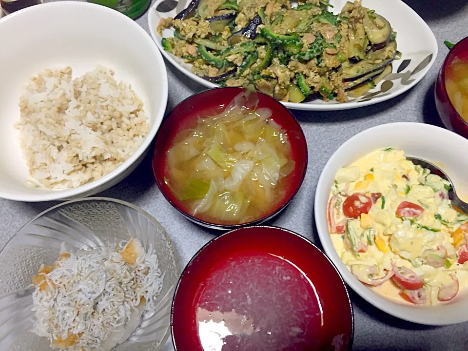 Snapdishの料理写真:もち麦飯、ミョウガキャベツ味噌汁、ゴーヤ茄子シーチキン玉子チーズ炒め、玉子ピーマントマトサラダ、大根おろし汁、おろしシラス|ms903さん