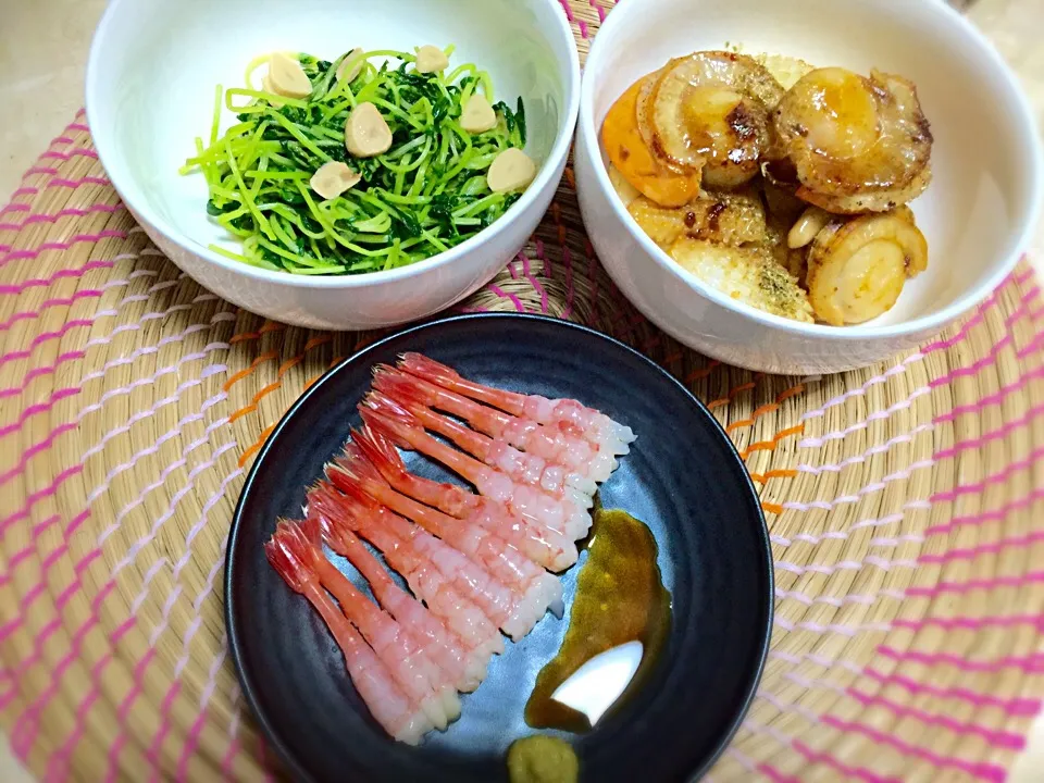 今日の晩酌🍻 甘エビ刺し、ホタテイカバター醤油炒め、豆苗ガーリック炒め、甘エビの味噌汁|pokonyanさん