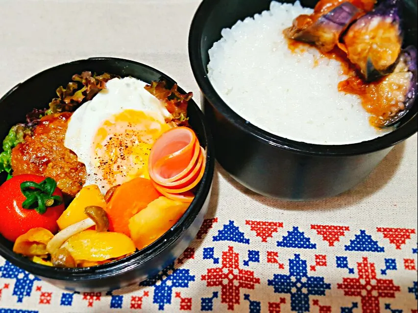 お弁当。ハンバーグと目玉焼きとパプリカとえのきのマヨ炒めとじゃがいもとにんじんバターと梅ナス。|エリカさん