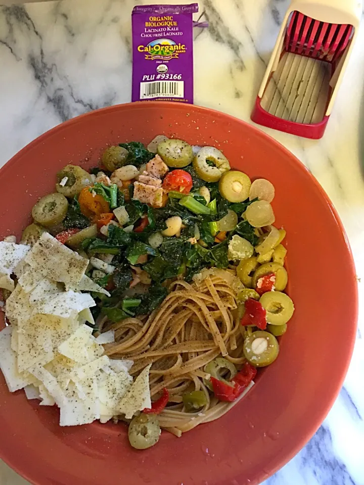 Snapdishの料理写真:Dinner break: Lacinato Kale, whole grain Pasta, Canadian Bacon, Vidalia onions, Great Northern beans, heirloom grape tomatoes & sliced olives with Shaved Parmes|Antonia Ellisさん