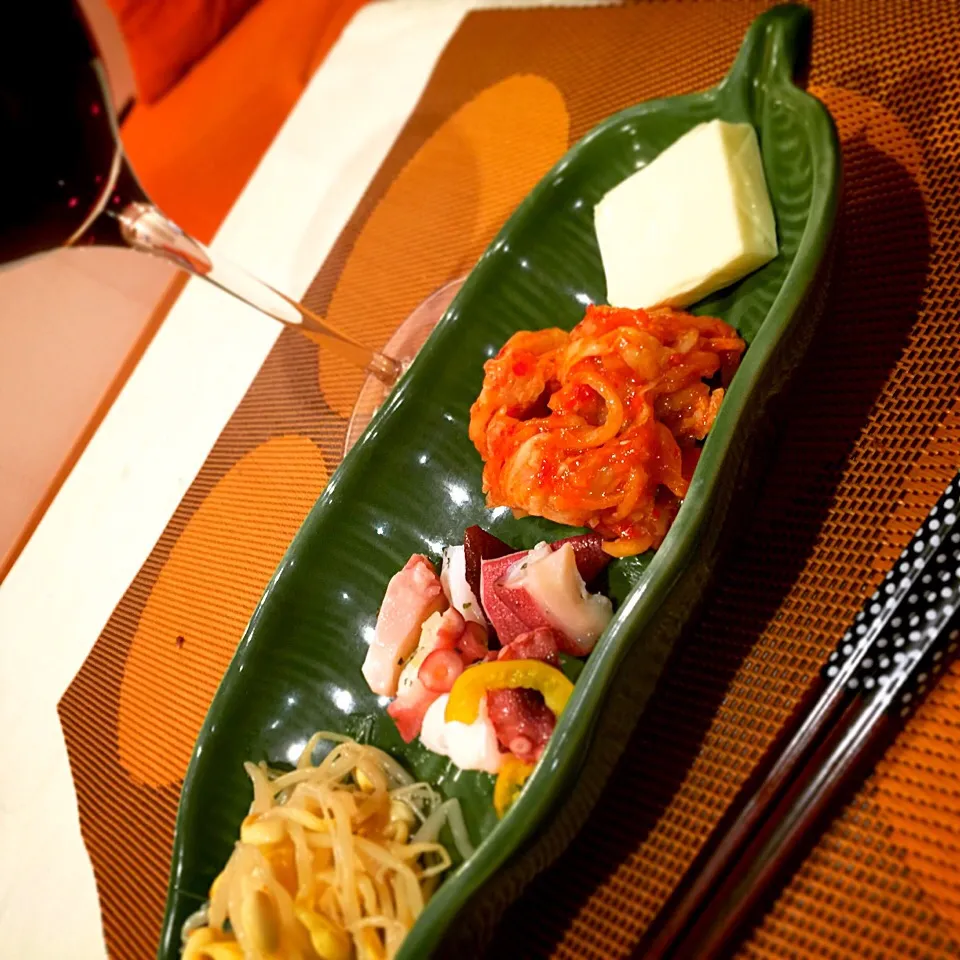 Snapdishの料理写真:タパス

やっと体力が回復してきた。
昨晩のタパス🍷🍴 

#タパス #タパス #tapas #appetizer 
#タコのマリネ #ナムル #キムチ #qbチーズ #いえめし #ワイン|lazy104さん