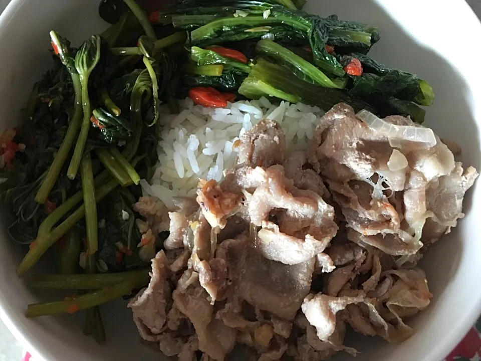 Snapdishの料理写真:Rice bowl with sambal belacan spinach, yau mak choy and chinchalok pork|Ong Sor Fernさん