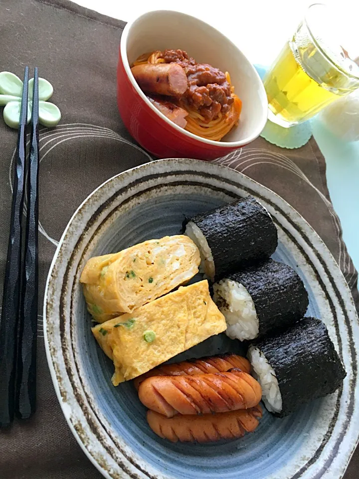 いつものお昼作って〜と言われ、いつもの普通のお昼ごはん🍙 サラダ作ったのに載せるの忘れた(^◇^;)|らいとさん