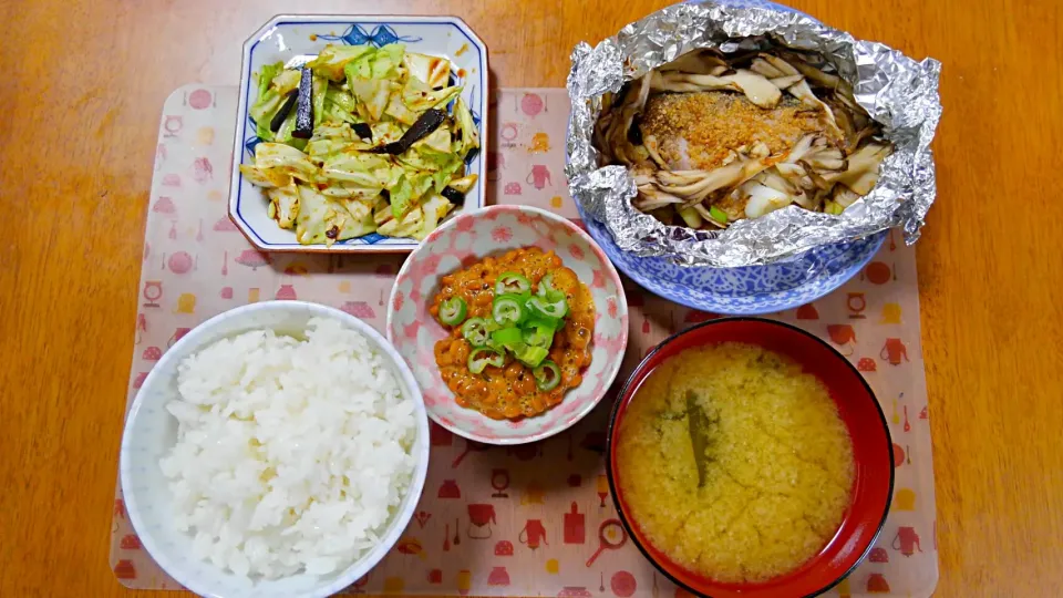 7月２１日　鰤のホイル焼き　キャベツと塩昆布の和え物　納豆　お味噌汁|いもこ。さん