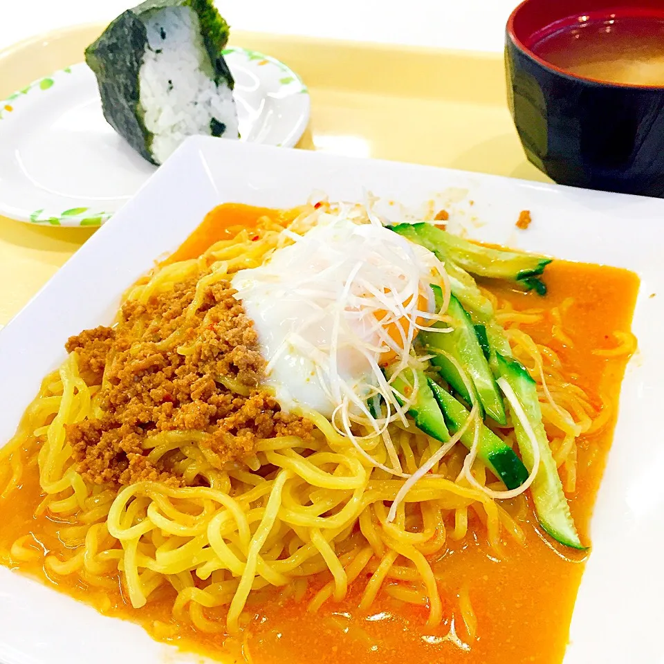 【本日の300円社食】冷やし坦々麺と鮭わかめおにぎり|恭子さん