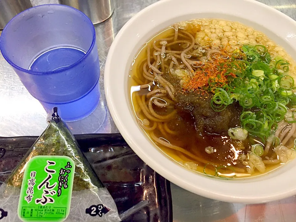 けふの昼餉は、昆布蕎麦と昆布おにぎりで増毛を期待して『水』を飲みましたのよ✋|にゃあ（芸名）さん