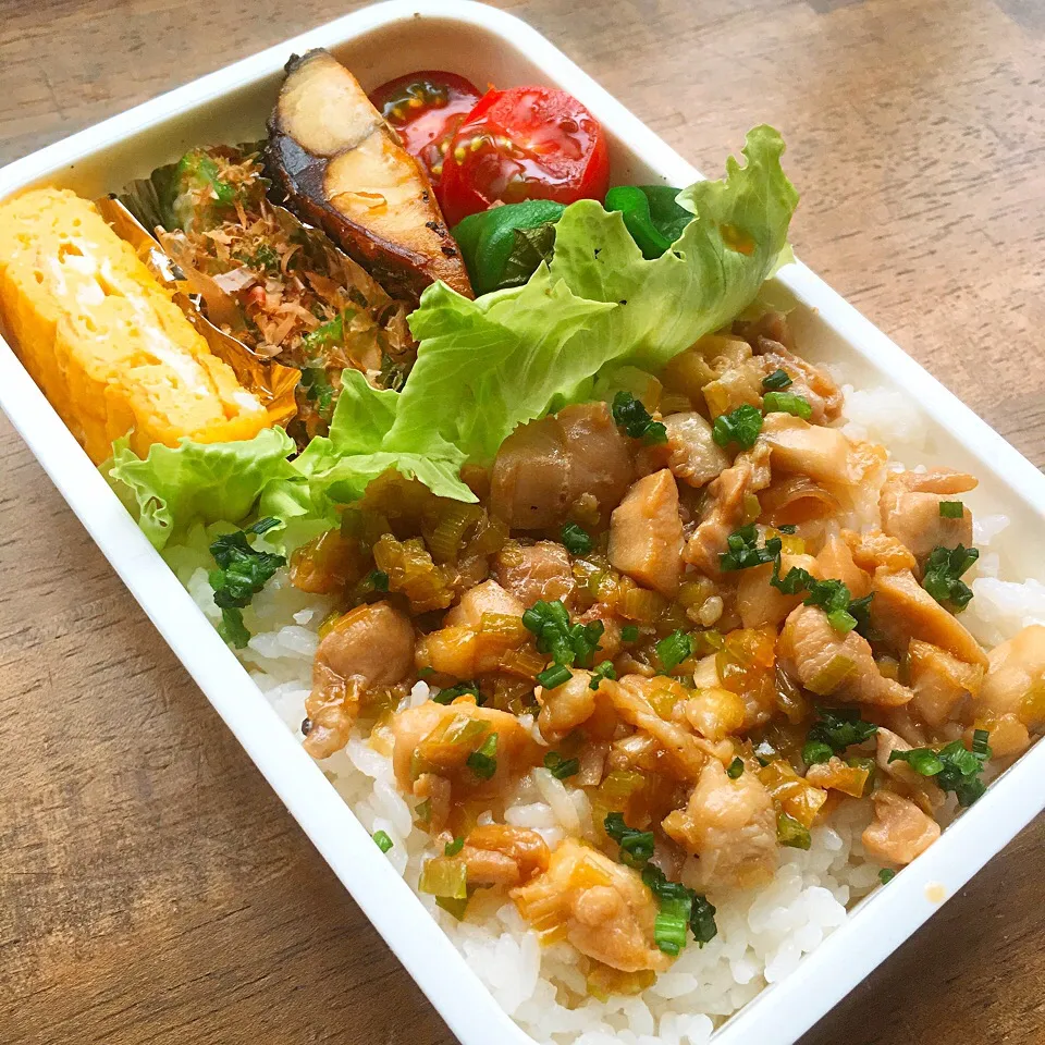 今日のお弁当
・焼き鳥丼風めし
・出汁巻き
・満願寺とうがらし焼きびたし
・塩鯖焼き
・オクラサラダ|akiさん